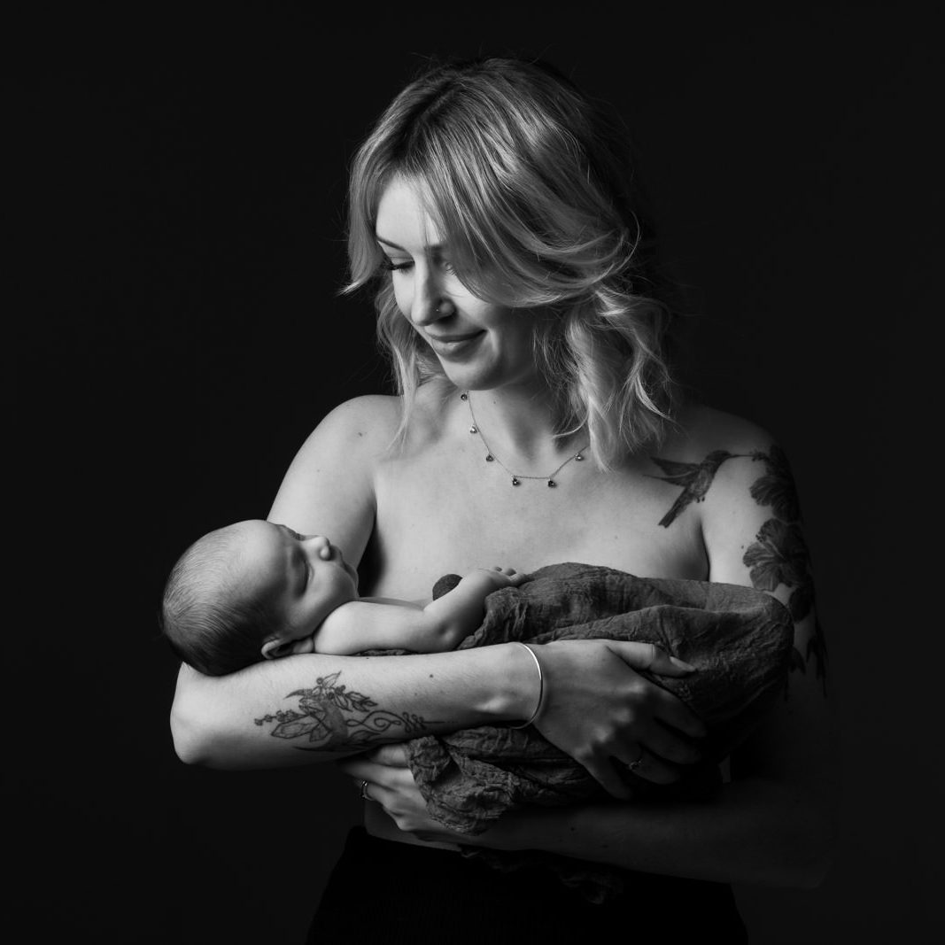 Une maman qui allaite son enfant