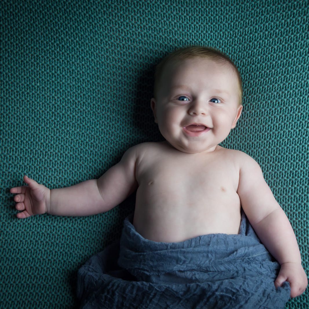Un bébé très souriant