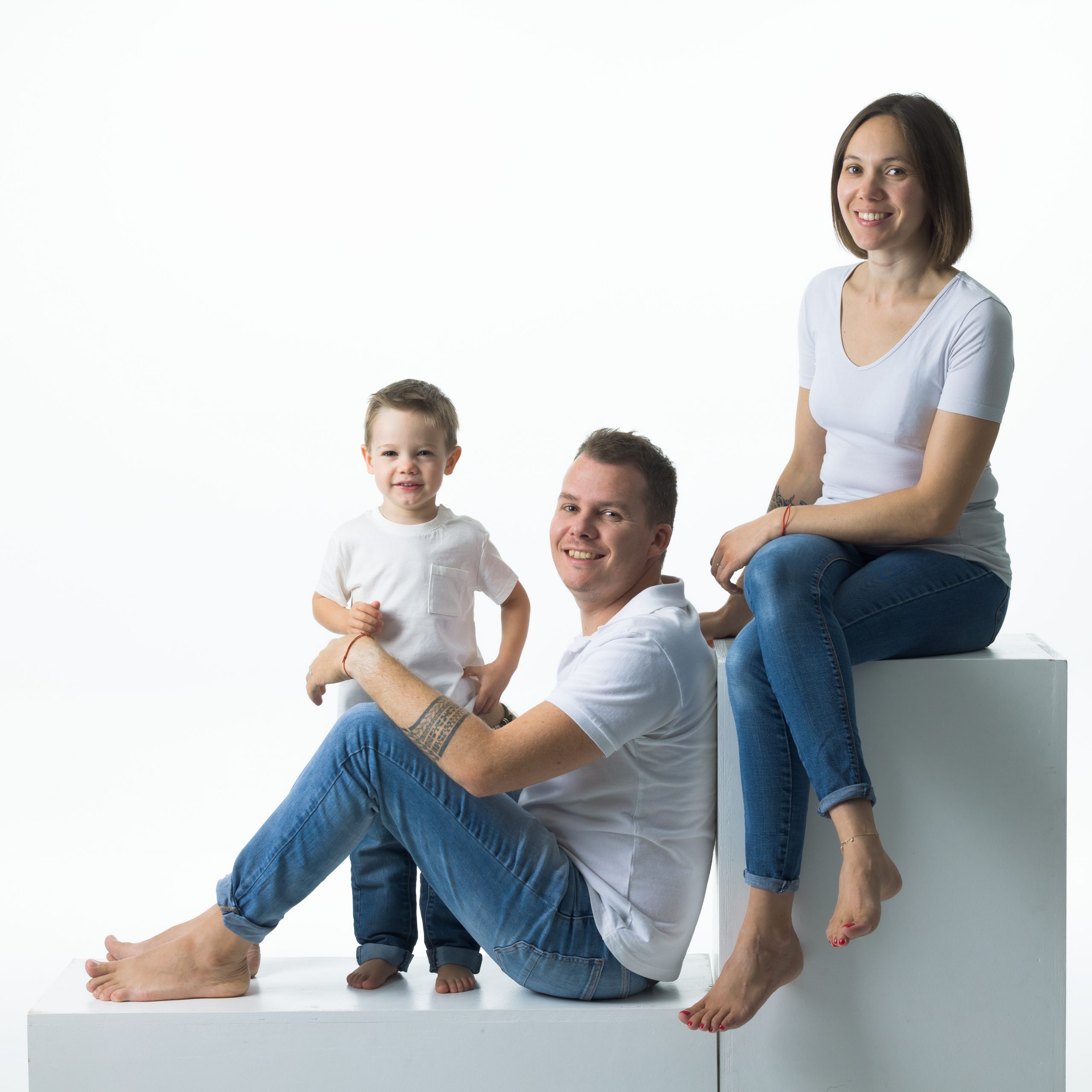 Une photo de famille où les gens sont joyeux